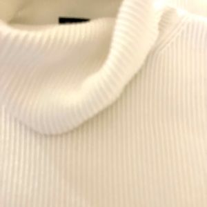 Eddie Bauer Women’s White Turtleneck size M